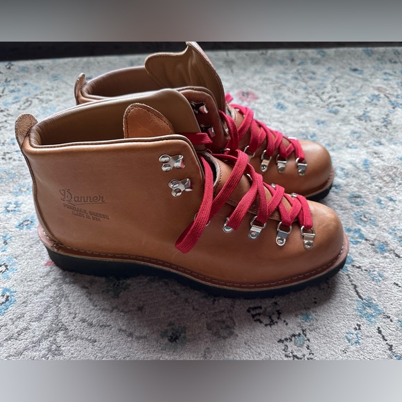 Never worn Danner Mountain Light Cascade - Made in USA - Vibram sole - Picture 5 of 6